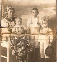 Mária Húšťava-Barút s deťmi (Viktor, Ondrej, Félix 1914)
