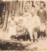 Rodina Koštialová - vpravo hore pápežský prelát Vsdp. Štefan Koštial